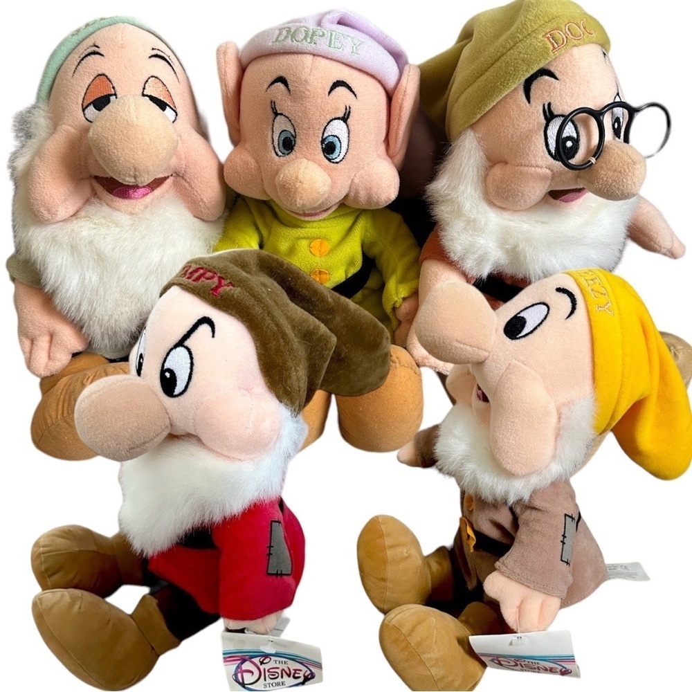 Vintage Disney Snow White and five out of Seven Dwarfs 
SO cute